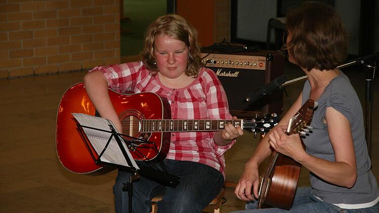 Mut bewies nicht nur Sophie Heiß, sondern auch Lehrerin Katharina Hargens: Denn während Sophie "All this time" an der Gitarre spielte, intonierte die Gitarrenlehrerin den Mega-Hit gesanglich.