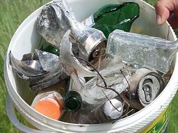 Glasscherben, Dosen und Plastikmüll haben Feiernde an der Wässering zurückgelassen. Fotos: Werner Morgen/privat