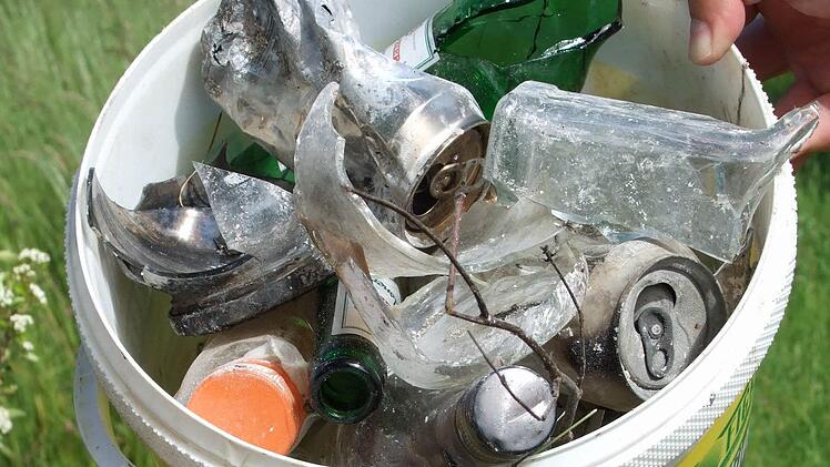 Glasscherben, Dosen und Plastikmüll haben Feiernde an der Wässering zurückgelassen. Fotos: Werner Morgen/privat