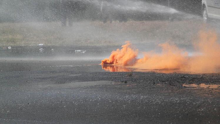 Dann gehen Rauchbomben hoch.