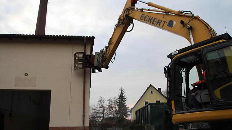 Der Schornstein im Hintergrund wird per Hand abgetragen.