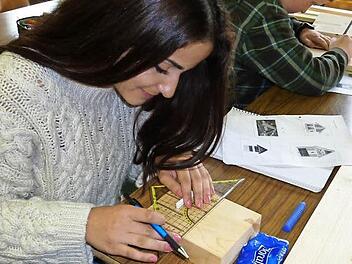 Branka Skok (15) bewies, fass auch Mädchen Talent für das Handwerkliche haben. Fotos: Sonja Adam