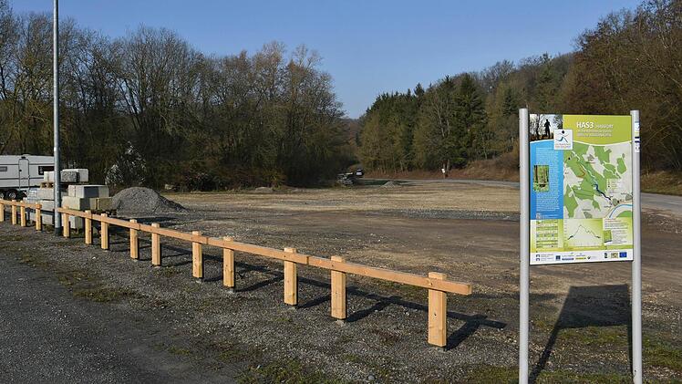 Die Neugestaltung des unansehnlichen Umfelds der Wässernachhalle sei ein langgehegter Wunsch, berichtete Klaus Schnitzer in der Bürgerversammlung in Wülflingen. Dazu sagte Bürgermeister Günther Werner: "Wir werden die Fläche nach der Barriere am Parkplatz voraussichtlich mit Schotterrasen gestalten."