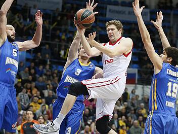 Keine Angst vor gro&szlig;en Namen: Patrick Heckmann nimmt es im Hinspiel mit James Augustine (l.), Zoran Dragic (m.) und Marko Todorovic auf. Foto: Sergei Ilnitsky/dpa