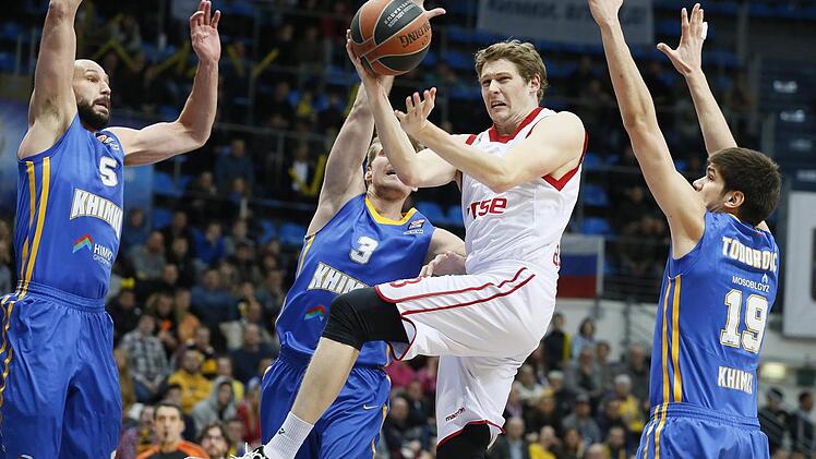 Keine Angst vor gro&szlig;en Namen: Patrick Heckmann nimmt es im Hinspiel mit James Augustine (l.), Zoran Dragic (m.) und Marko Todorovic auf. Foto: Sergei Ilnitsky/dpa