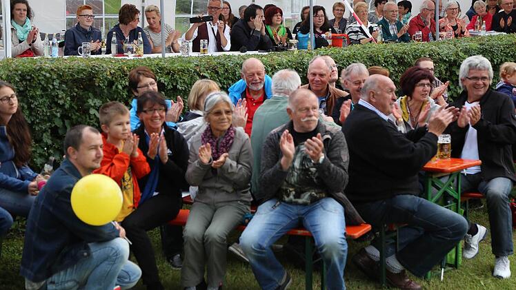 Mitklatschen und teilweise sogar mitsingen war bei den Zuhörern angesagt.  Fotos: Franz Galster