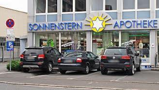Vor der Sonnenstern-Apotheke stehen zahlreiche kostenlose Parkplätze zur Verfügung. Es gibt auch einen rollstuhlgerechten Eingang.