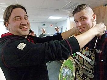 Die "Insignie der Macht", die Königskette, hängt Maik Hart (links) seinem Sohn Steve Hart, der neuen Majestät, über.