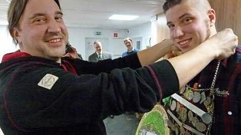 Die "Insignie der Macht", die Königskette, hängt Maik Hart (links) seinem Sohn Steve Hart, der neuen Majestät, über.