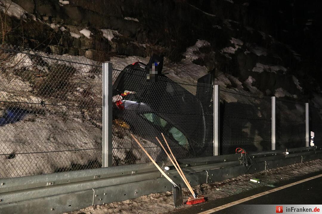 Audi A3 zwischen Fels und Steinfangzaun eingeklemmt - Beide Insassen nur leicht verletzt