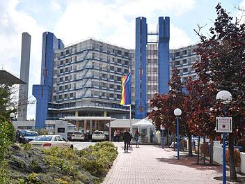 Am Dienstag, 19. September, wollen Beschäftigte des Klinikums Bamberg vor dem Haupteingang  auf ihre Forderungen zur Verbesserung der Arbeitsbedingungen  aufmerksam machen.   Foto: Ronald Rinklef