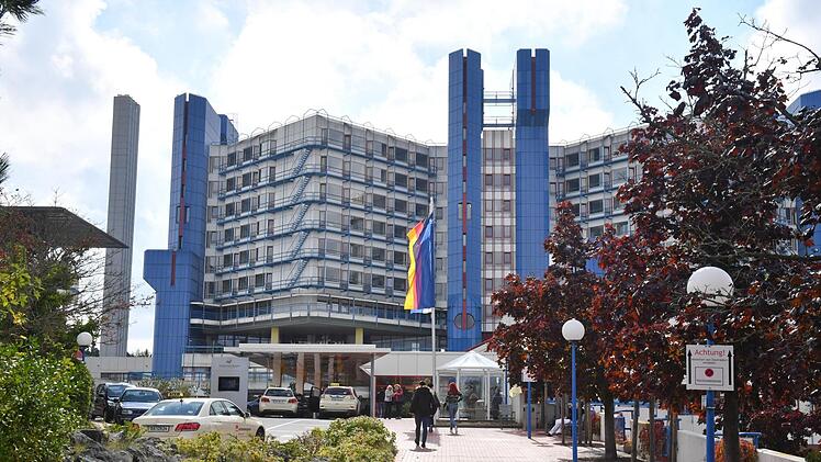 Am Dienstag, 19. September, wollen Beschäftigte des Klinikums Bamberg vor dem Haupteingang  auf ihre Forderungen zur Verbesserung der Arbeitsbedingungen  aufmerksam machen.   Foto: Ronald Rinklef