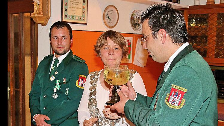 Ein Prost auf die neue Schützenkönigin Ulrike Aberer und ihre Ritter David Betzer (links) und Martin Halbig (rechts). Dieter Britz