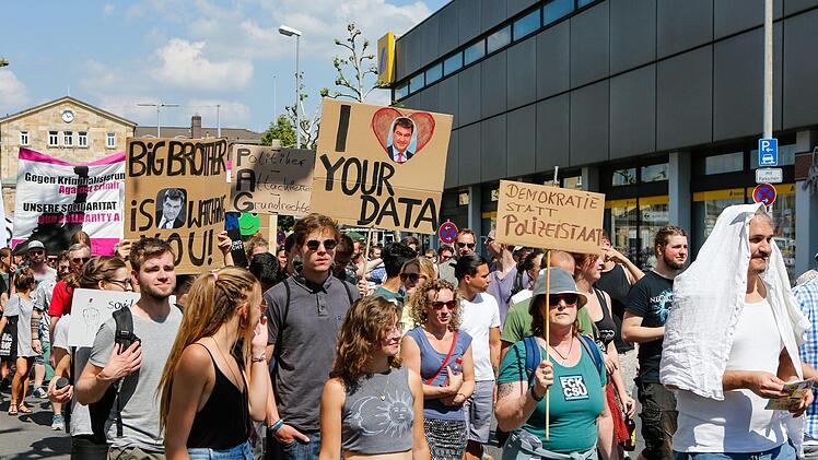Demonstration gegen das geplante Polizeiaufgabengesetz am 12. Mai 2018 in Bamberg. Foto: Matthias Hoch