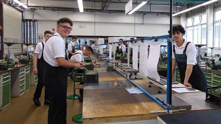 Azubis im ersten Lehrjahr  Foto: Petra Malbrich