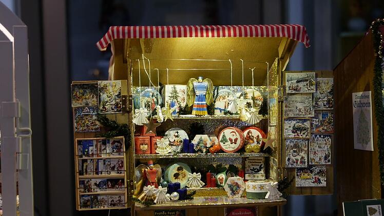 Ausstellerin Karin Lausch hatte natürlich auch ihre weihnachtliche  Gemeinde Neunkirchen im Miniformat mitgebracht  .