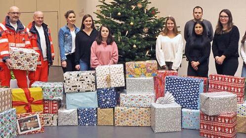 41 P&auml;ckchen haben die Azubis des Landratsamtes zusammen an die Johanniter Niromina Suganthiran, Dietmar Oeder und Arnulf Schreiweis (v. l.) im Rahmen der "Weihnachtstrucker"-Aktion &uuml;bergeben. Foto: Reuter