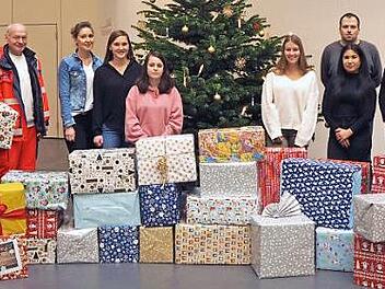 41 P&auml;ckchen haben die Azubis des Landratsamtes zusammen an die Johanniter Niromina Suganthiran, Dietmar Oeder und Arnulf Schreiweis (v. l.) im Rahmen der "Weihnachtstrucker"-Aktion &uuml;bergeben. Foto: Reuter