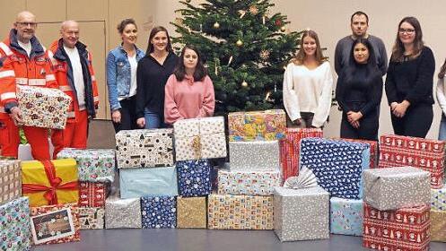 41 P&auml;ckchen haben die Azubis des Landratsamtes zusammen an die Johanniter Niromina Suganthiran, Dietmar Oeder und Arnulf Schreiweis (v. l.) im Rahmen der "Weihnachtstrucker"-Aktion &uuml;bergeben. Foto: Reuter