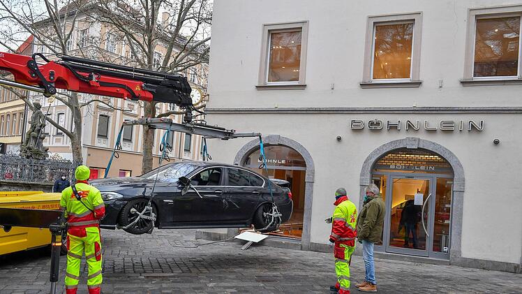 Mit einem Mercedes hatten sich die Täter Zugang zu dem Juwelierladen verschafft.