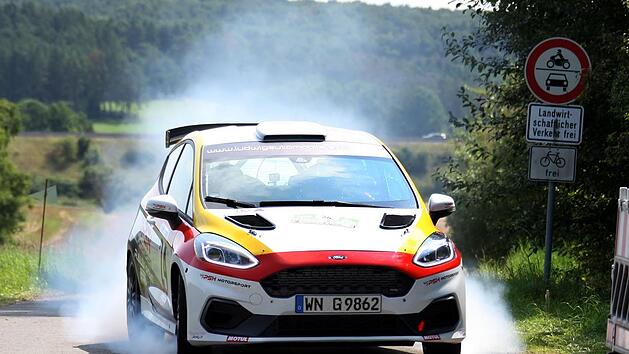 Fred und Kerstin Teuscher im Ford Fiesta R3 leisteten sich auf WP 3 einen heftigen Verbremser. Fotos: Karlheinz Franz