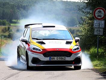Fred und Kerstin Teuscher im Ford Fiesta R3 leisteten sich auf WP 3 einen heftigen Verbremser. Fotos: Karlheinz Franz