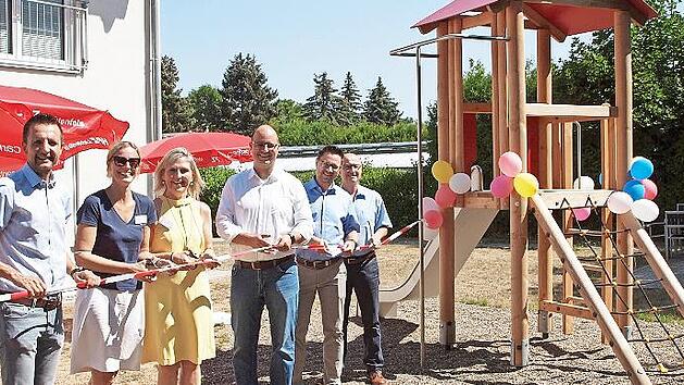 Andreas H&uuml;gerich, Catrin Br&uuml;ckner, Heidi Eschenbacher-M&uuml;ller, Benjamin Schmidt, Stefan Schneyer und Stephan Franke (von links) schnitten zur &bdquo;Inbetriebnahme&ldquo; des neuen Spielger&auml;tes ein buntes Band durch.