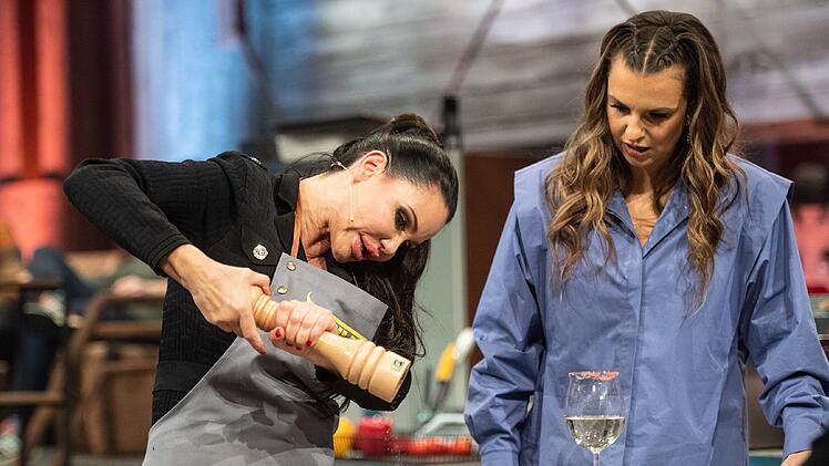 Dschungelk&ouml;nigin Djamila Rowe (links) brachte Moderatorin Laura Wontorra bei ihrem Auftritt bei "Grill den Henssler" mehrfach aus dem Konzept.