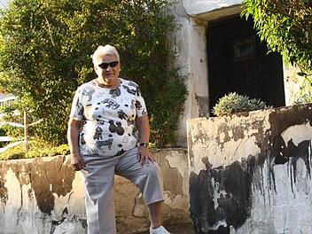 Marga Schimmel vor ihrem Felsenkeller: Die Mauern haben Risse, drohen einzustürzen. Foto: Katrin Geyer