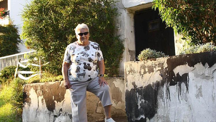 Marga Schimmel vor ihrem Felsenkeller: Die Mauern haben Risse, drohen einzustürzen. Foto: Katrin Geyer