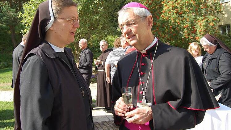 Erzbischof Schick nach der Einweihung der sanierten Mutterhauskapelle am 12. August im Gespräch mit Generaloberin Schwester Regina