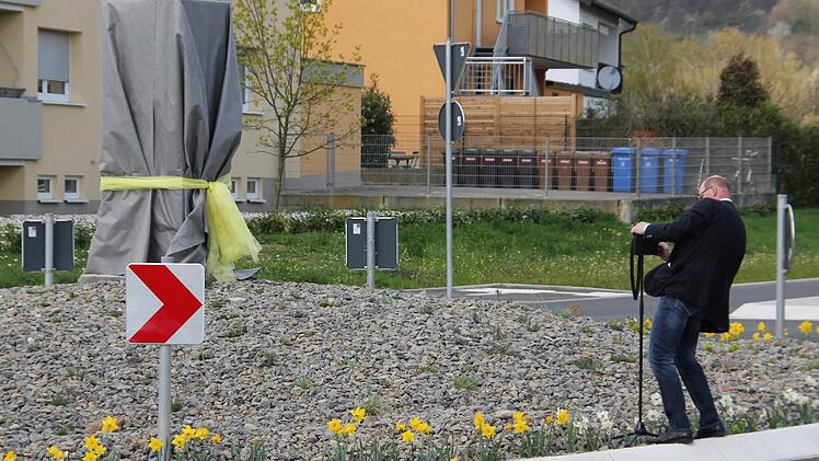 Bürgermeister Thomas Stadelmann mit dem noch verhüllten Denkmal