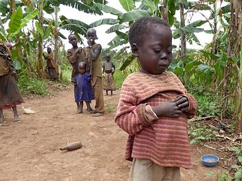 Wieder Lebensfreude verspürt der kleine January, der nach einer von Kivuko finanzierten Behandlung hier wieder auf dem Weg der Besserung ist. Foto: Kivuko