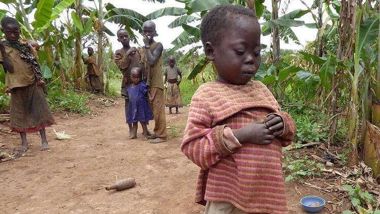 Wieder Lebensfreude verspürt der kleine January, der nach einer von Kivuko finanzierten Behandlung hier wieder auf dem Weg der Besserung ist. Foto: Kivuko