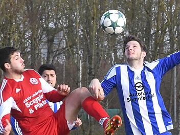 Schweinfurts Fabian Reith (links) kann hier den Kopfball durch Münnerstadts Simon Snaschel nicht verhindern. Auch das 2:1-Siegtor gelang Snaschel durch einen Kopfball. Foto: Hopf