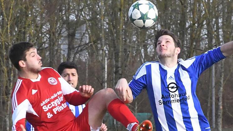 Schweinfurts Fabian Reith (links) kann hier den Kopfball durch Münnerstadts Simon Snaschel nicht verhindern. Auch das 2:1-Siegtor gelang Snaschel durch einen Kopfball. Foto: Hopf