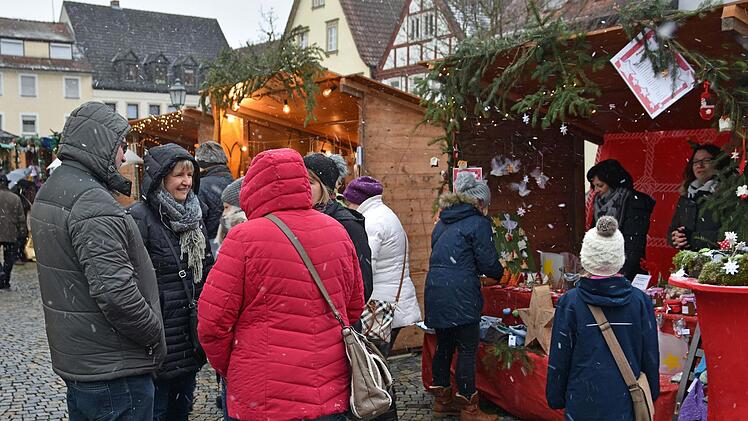 Selbst im Schneetreiben war der Nikolausmarkt der Hobbybastler in Haßfurt gut besucht. Foto: Ulrike Langer