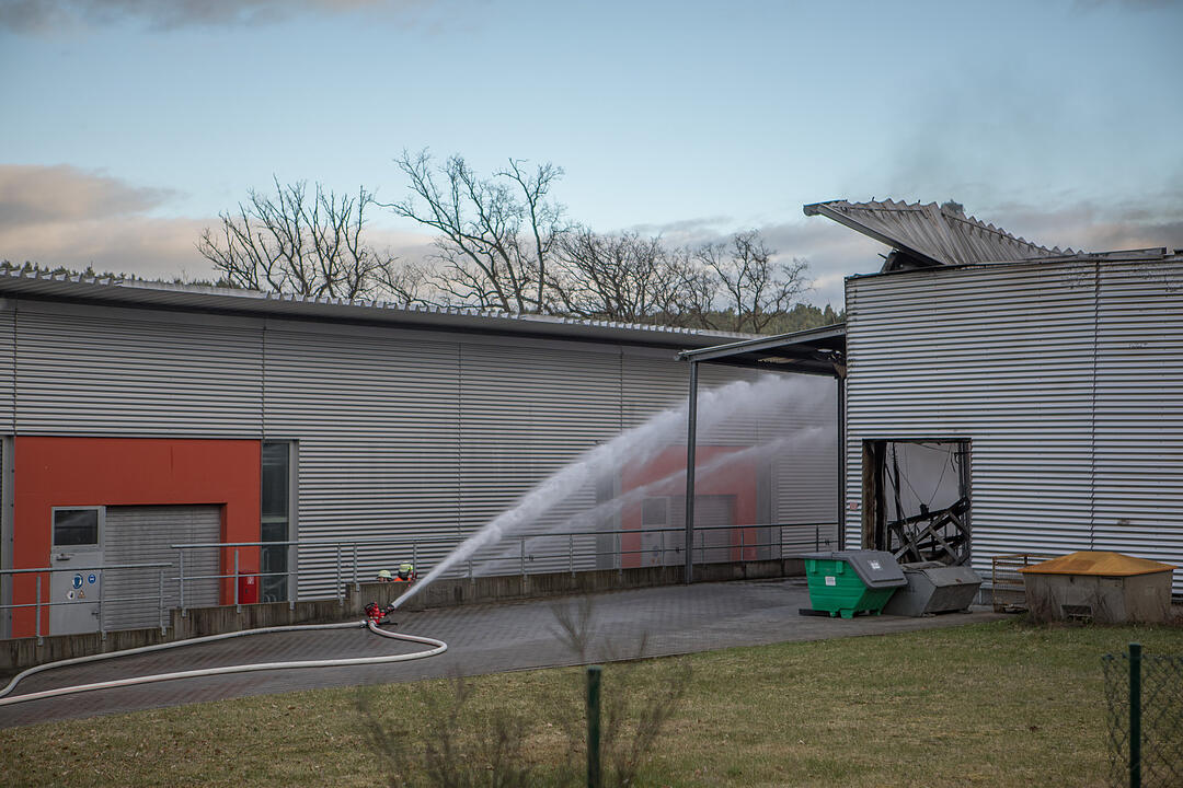 Giftige Rauchwolke über Mittelfranken: Lagerhalle in Roth steht in Flammen
