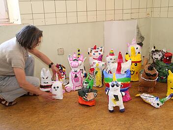 Mia Hochrein rückt die "Einhornarmee" kurz vor der Ausstellungseröffnung zurecht. Thomas Malz