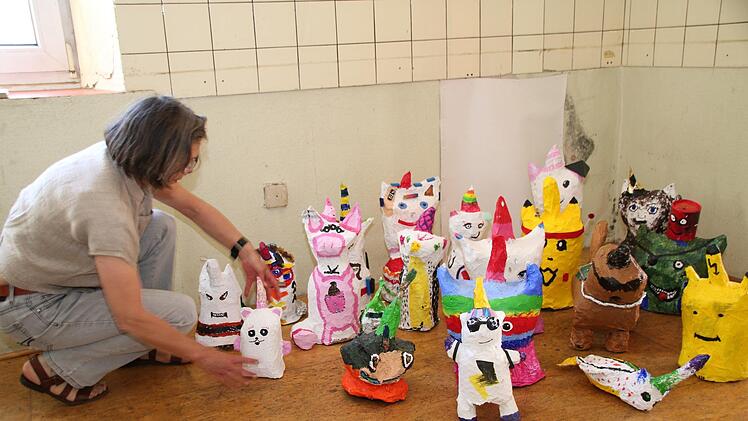 Mia Hochrein rückt die "Einhornarmee" kurz vor der Ausstellungseröffnung zurecht. Thomas Malz