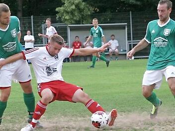TV Ebern - TSV Staffelstein. Der Eberner Hümmer (l.) bearbeitet den Staffelsteiner Spielertrainer Ritzel, den Torschützen zum 0:1; rechts TV-Spieler Matthias Schmidt Foto: Dietz
