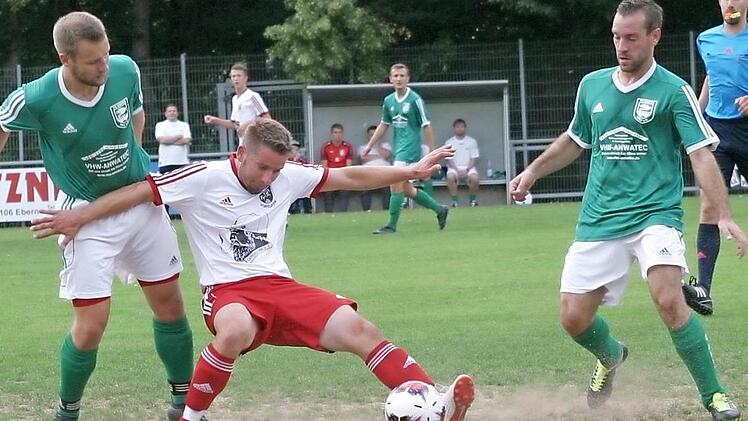 TV Ebern - TSV Staffelstein. Der Eberner Hümmer (l.) bearbeitet den Staffelsteiner Spielertrainer Ritzel, den Torschützen zum 0:1; rechts TV-Spieler Matthias Schmidt Foto: Dietz