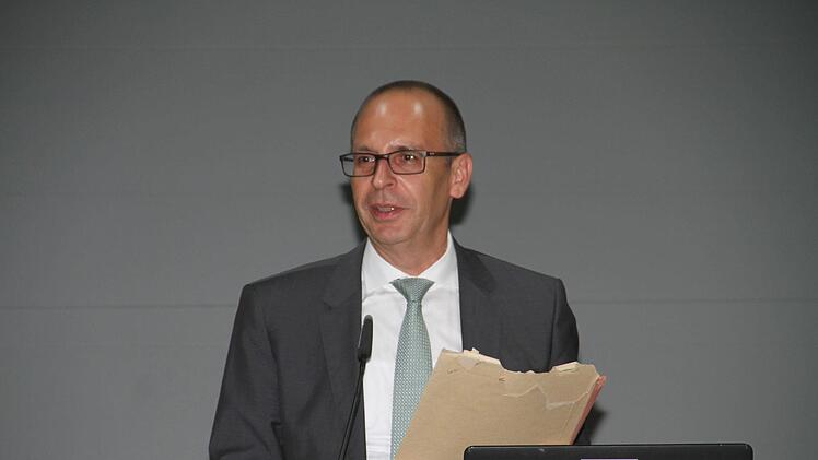 Landrat Christian Meißner mit dem alten Umschlag, der die 13 Führerscheine enthielt. Gerda Völk