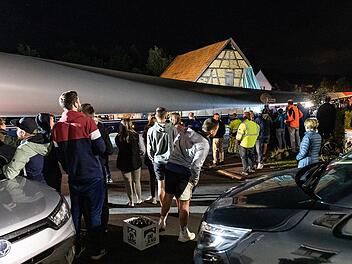 Der Transport der Windrad-Rotorblätter war fast wie ein "kleines Volksfest" im Ort.