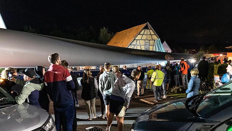 Der Transport der Windrad-Rotorblätter war fast wie ein "kleines Volksfest" im Ort.