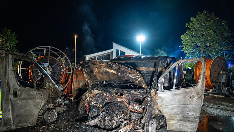 Rattelsdorf: Unbekannte setzen mehrere Baumaschinen in Brand - 300.000 Euro Schaden