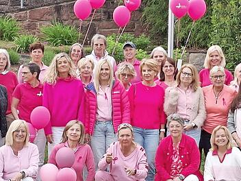 Die Teilnehmerinnen des Charity-Golfturniers zugunsten Brustkrebs Deutschland e.V. &ndash; Prognose Leben. Rechts: Bad Kissingens Golfclub-Pr&auml;sident Horst Drieschner.