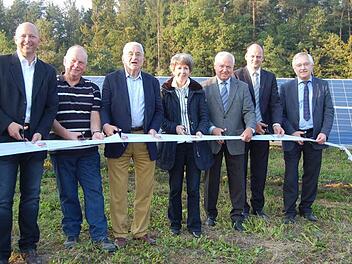 Projektentwickler Oliver Partheymüller (von links), Grundstückseigentümer Gerhard Jakob, Udo Möhrstedt, Bürgermeisterin Bianca Fischer, Stellvertretender Landrat Helmut Fischer, Olaf Baumann (IBC) und Erwin Richter (Rotary-Club) nahmen die neue Photovoltaik-Freiflächenanlage beim Lichtenfelser Stadtteil Schney mit der symbolischen Zerschneidung des Bandes in Betrieb. Foto: Andreas Welz
