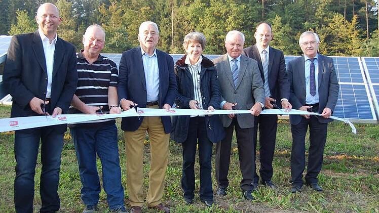 Projektentwickler Oliver Partheymüller (von links), Grundstückseigentümer Gerhard Jakob, Udo Möhrstedt, Bürgermeisterin Bianca Fischer, Stellvertretender Landrat Helmut Fischer, Olaf Baumann (IBC) und Erwin Richter (Rotary-Club) nahmen die neue Photovoltaik-Freiflächenanlage beim Lichtenfelser Stadtteil Schney mit der symbolischen Zerschneidung des Bandes in Betrieb. Foto: Andreas Welz