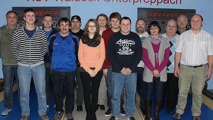 Die neue Vorstandsmannschaft des KSV (von links): Vorsitzender Jürgen Oppelt, Sportwart Matthias Gercke, 2. Wirtschaftsleiter Heinrich Welsch, 2. Vorsitzender Roland Schorn, 1. Wirtschaftsleiter Matthias Ebert, 2. Kassierin Vanessa Grader, Schriftführerin Doris Welsch, 2. Sportwart Sebastian Fröhlich, Hausmeister Manuel Schmidt, Jugendwart Lothar Heimlich, 2. Vergnügungswartin Monika Elflein, 1. Vergnügungswart Jürgen Kern, 3. Vorsitzender Karl Josef Räder, 1. Kassier Berthold Barth. Es fehle...
